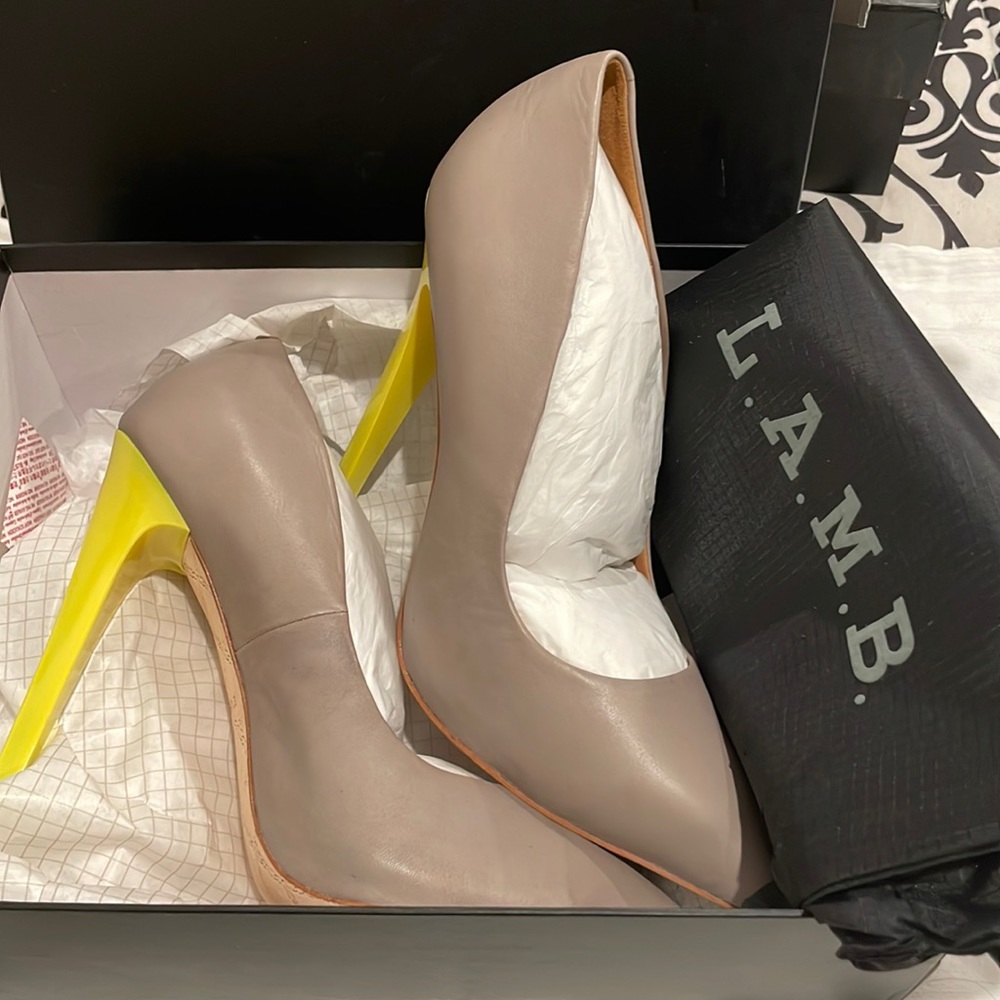 NEW L.A.M.B. Hydra contrast heels in original box